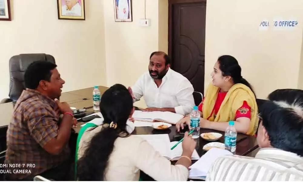 Hyderabad: Corporator Sindhu Adarsh raises issues with officials