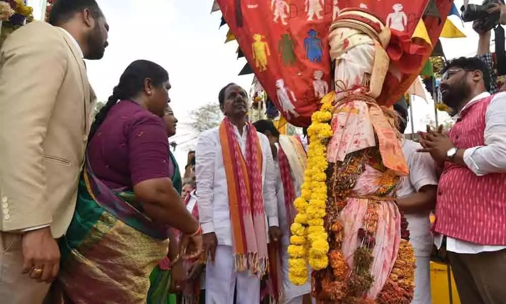 CM KCR seeks Medaram deitys blessings for Telangana