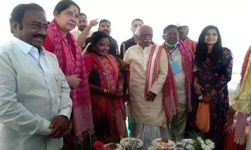 Governor Tamilisai Soundararajan offers silk clothes, jaggery to deities at Medaram Jatara
