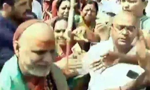 Amaravati farmers block Swamy Swarupananda in Guntur over the capital issue