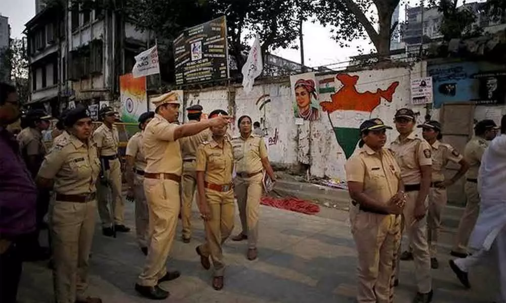 Mumbai Police Warn Anti-CAA Protesters At Nagpada To Clear Area