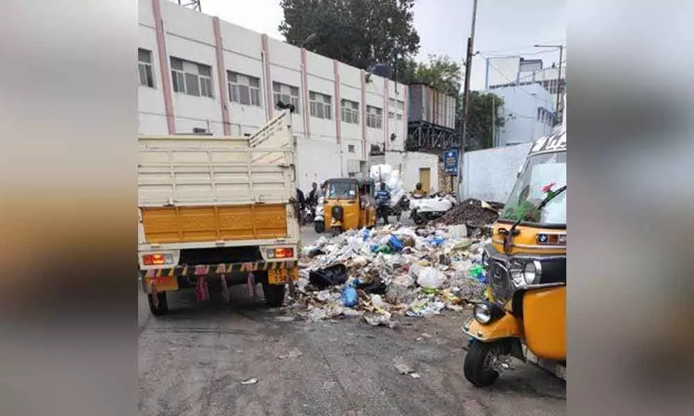 Secunderabad: Garbage dumped on roadside