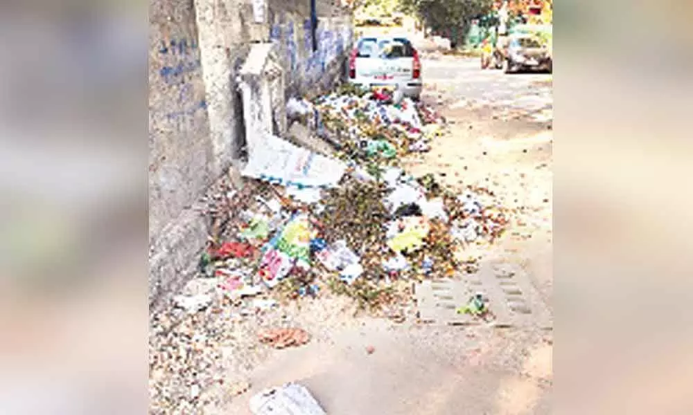 Hyderabad: Garbage dumped by GHMC in Vijaypuri
