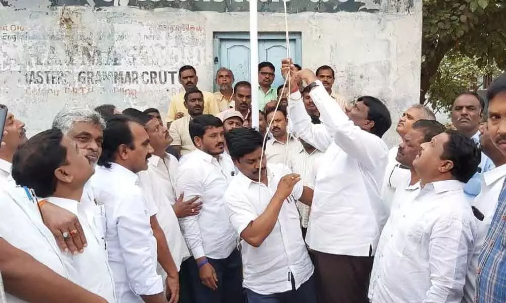 MLA Koppula Mahesh Reddy hoists PRTU-TS flag in Pargi