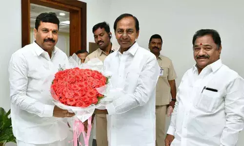 Siddipet: CM KCR greets State Civil Supplies Corporation Chairman Mareddy Srinivas Reddy