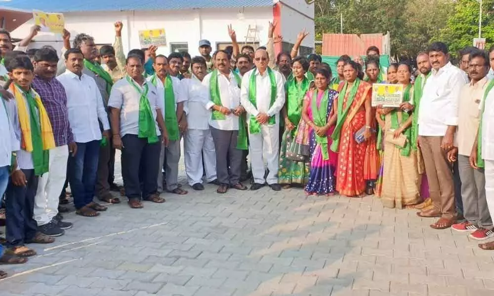 Rajamahendravaram: MLA Gorantla Buchaiah Choudary expresses solidarity with agitating farmers