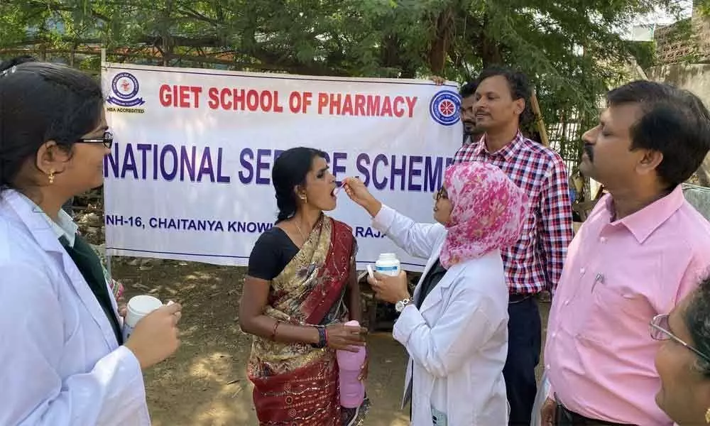 Rajamahendravaram: GIET Pharmacy School distributes medicines
