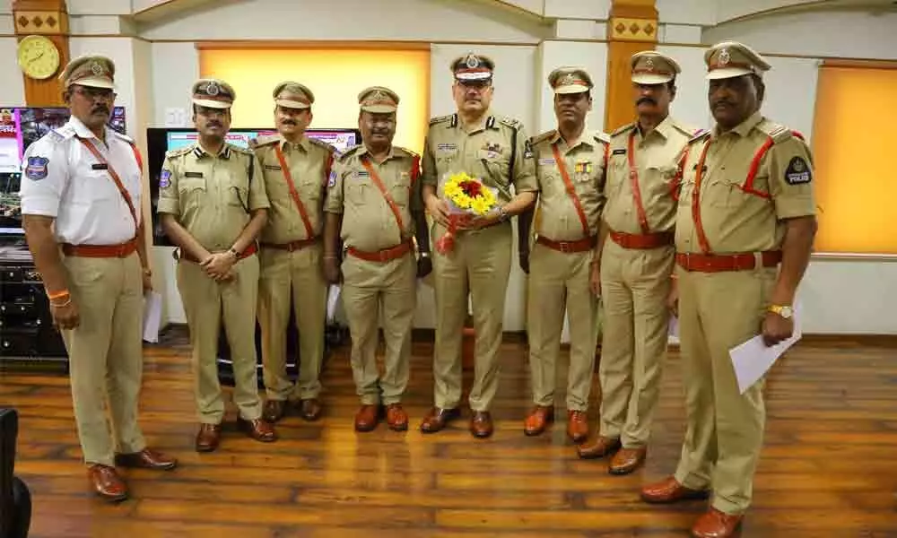 Hyderabad: City police chief lauds six ASIs promoted as SIs