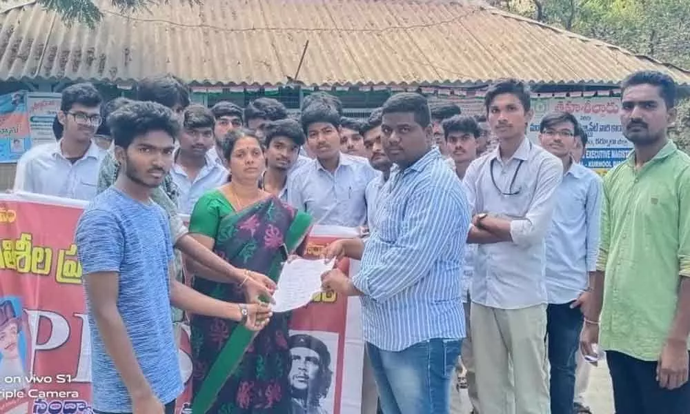 Kurnool: PDSU leaders demand release of scholarship dues to students