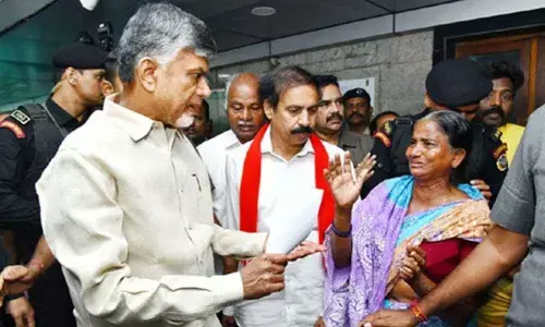 Chandrababu meets ANU students at Help hospital in Vijayawada, fumes over VC over the attacks on students
