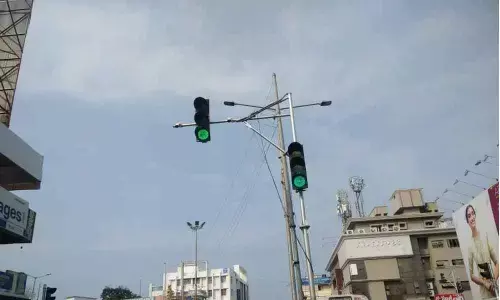 Kakinada: Erratic signals throw traffic out of gear
