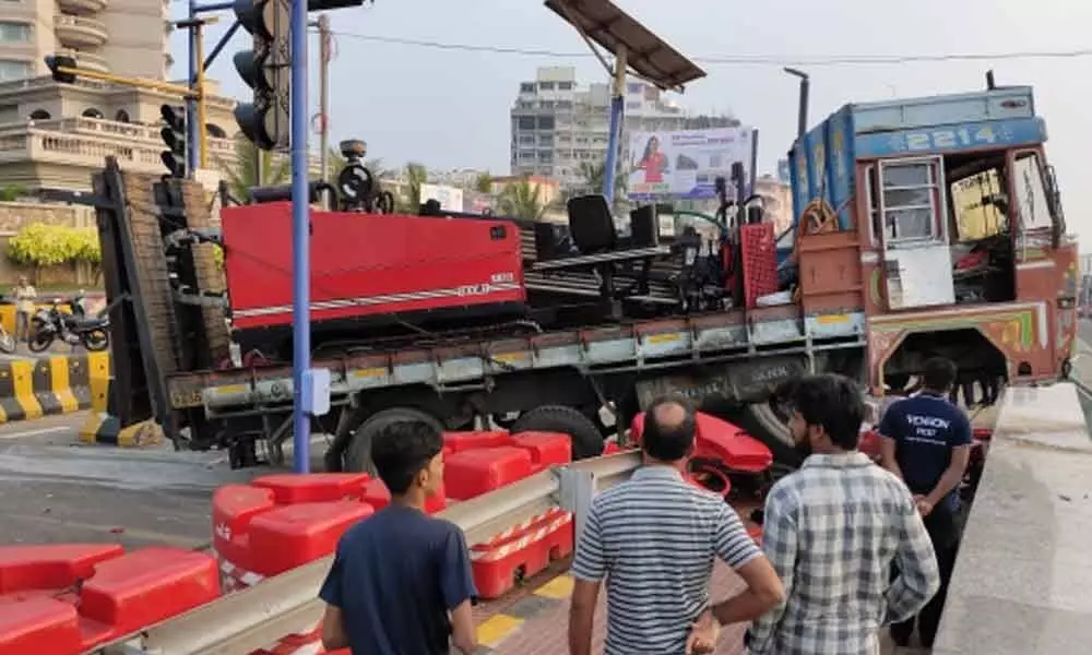 Lorry rams into a divider at Beach Road in Visakhapatnam, no casualties reported