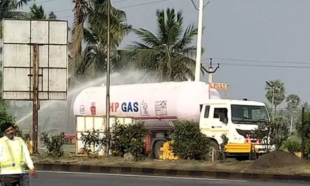 Gas leakage from HP tanker creates panic at Ethakota toll plaza in East Godavari
