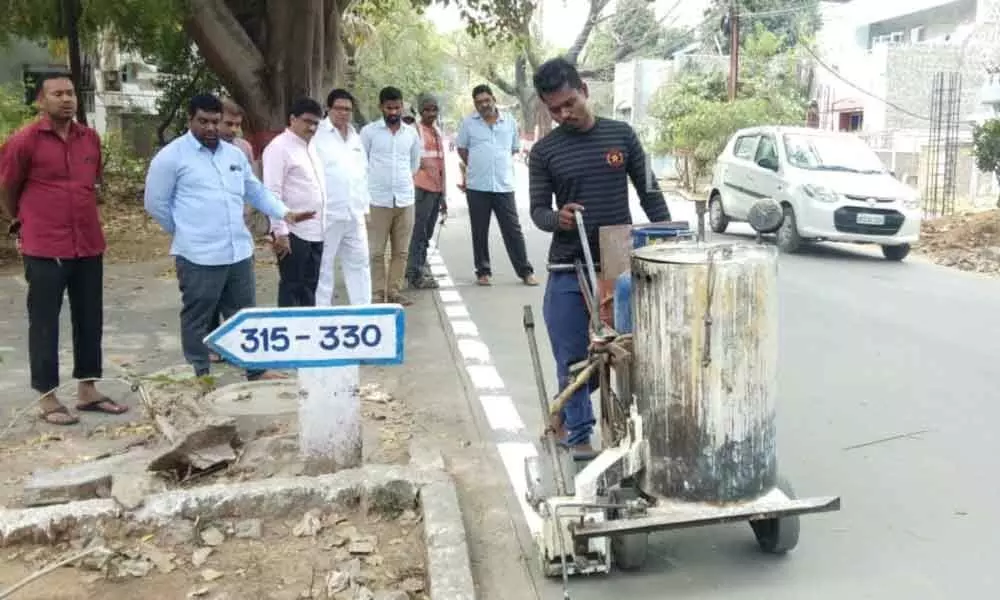 Hyderabad: White marking of roads begins in Hyderanagar