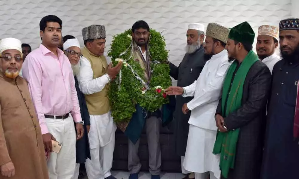 Hyderabad: Imams felicitate Baba Fasiuddin