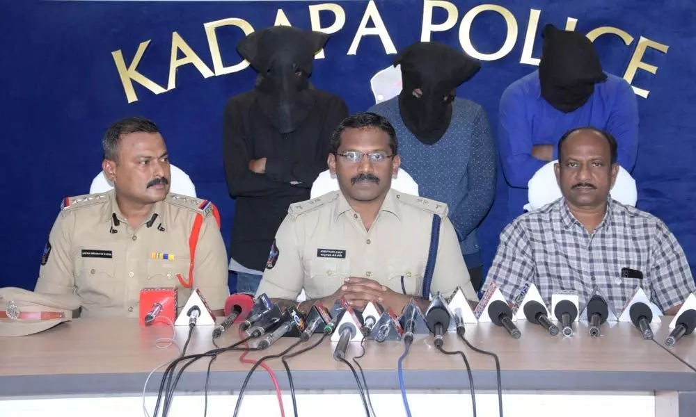 Police arrested a 7 member gang responsible in indulging cyber crimes