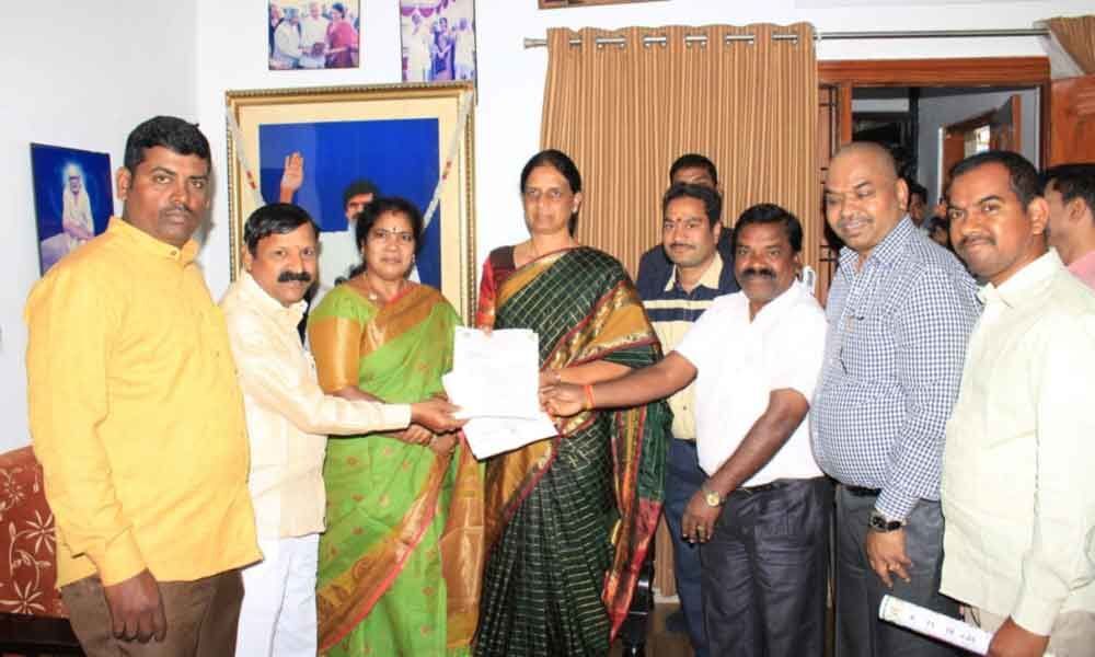 Hyderabad: Minister Sabitha Indra Reddy Learns Of Library Staff Plight