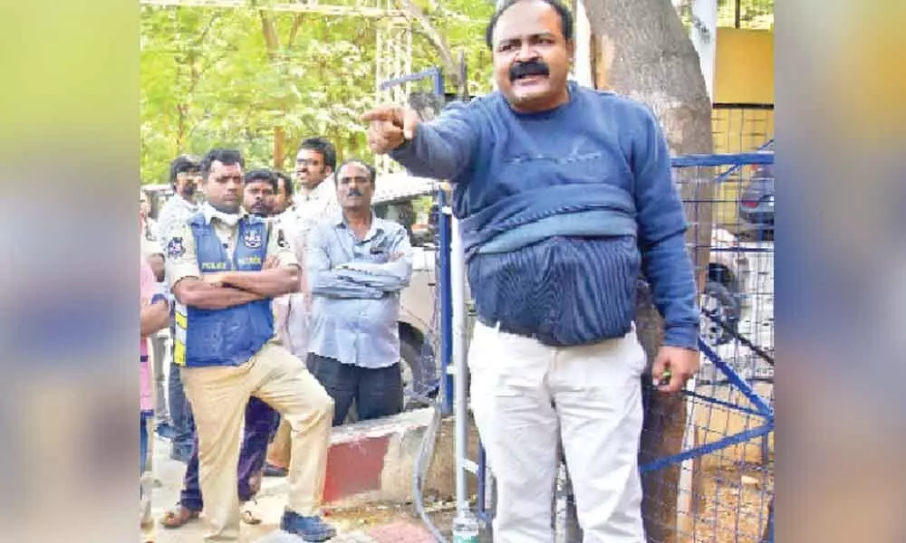 Hyderabad: Dr Vasanth dares ACB to initiate probe against Gandhi officials