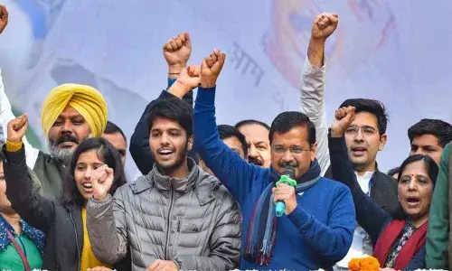 Vice President Venkaiah Naidu, Sonia Gandhi congratulate Kejriwal on AAPs victory