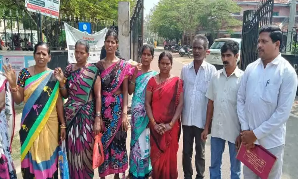 Kakinada: Sanitation workers stage dharna