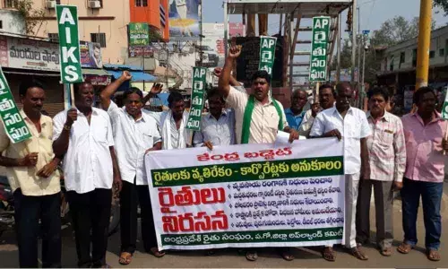 Eluru: Farmers burn copies of Union Budget-2020