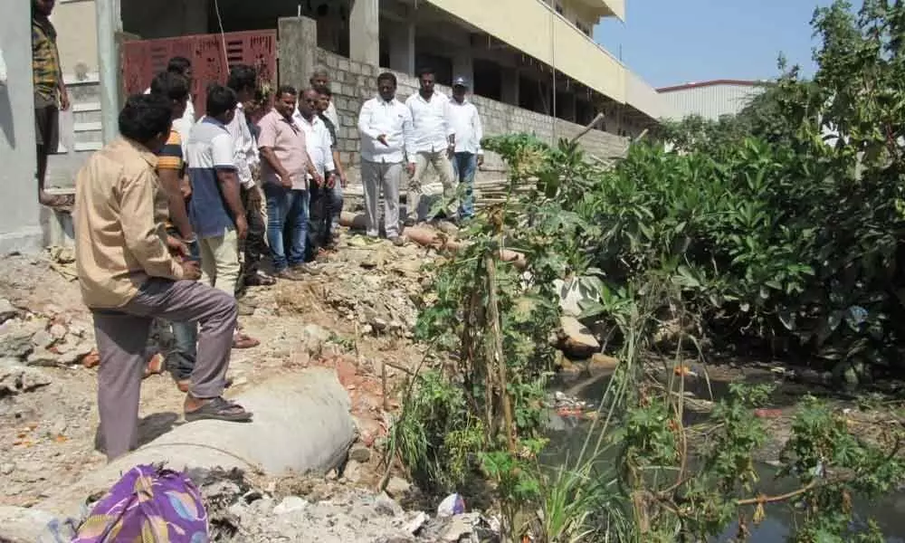 Hyderabad: Pannala Devendar Reddy assures to solve drainage issue in Mallapur