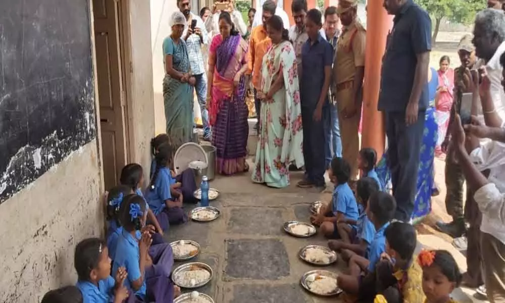 Guntur: Minister Mekathoti Sucharita inspects the quality of midday meal