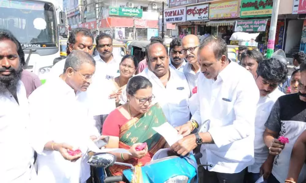 Guntur: Roses distributed in support of three capitals