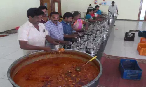 Bhimavaram: Delivering food free at the doorstep of the aged