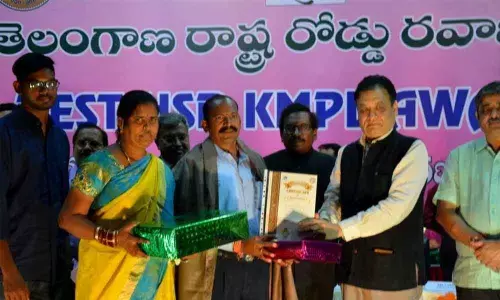 Hyderabad: TSRTC honcho offers bonus bait to workers