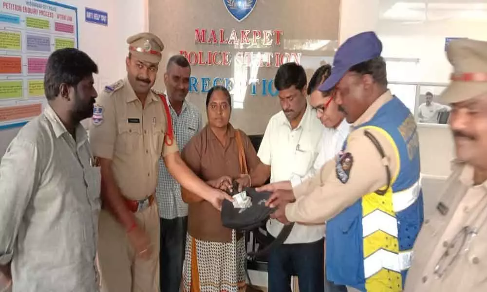 Woman conductor returns missed cash bag to the passenger with the help of Malakpet police