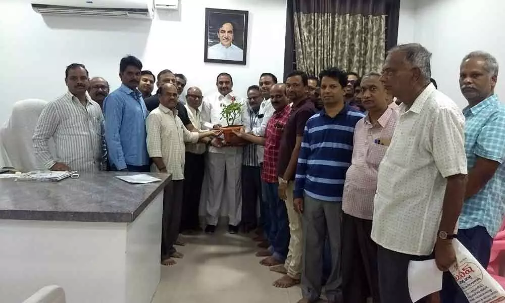Hyderabad: Bhavanipuram Colony Association leaders call on MLA Arekapudi Gandhi