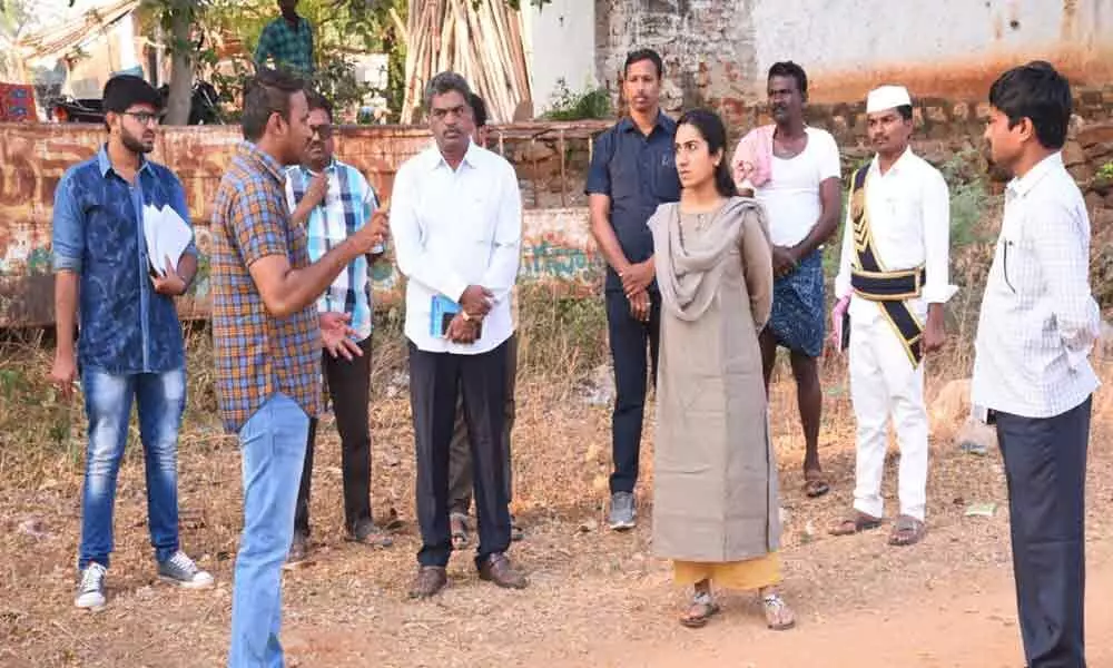 Gadwal: Sruthi Ojha raps civic staff for letting garbage dumping on roads