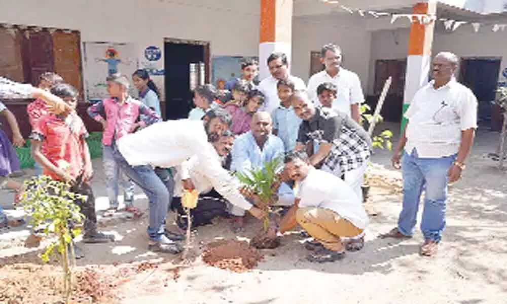 Hyderabad: School students join KCR birthday celebrations in Hafeezpet division