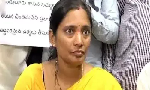 MRO Vanajakshi attacked by farmers over land acquisition in Vijayawada