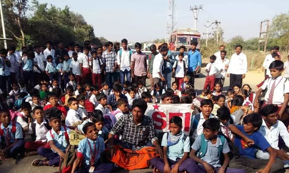 Rangareddy: Students, ABVP and SFI activists staged protest on the road for Buses behind schedule
