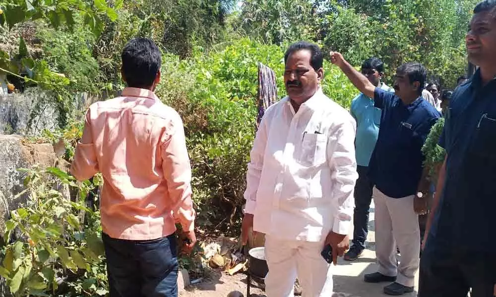 Kothagudem: Zilla Parishad chairman inspects old quarters, calls for their demolition