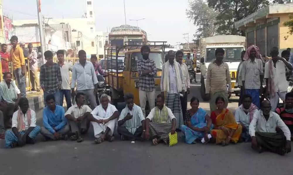 Suryapet: Red gram farmers protest against delay in purchase of produce