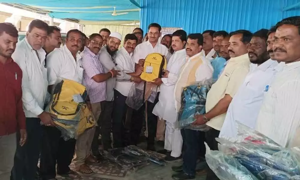Hyderabad: School bags gifted to students in Kukatpally