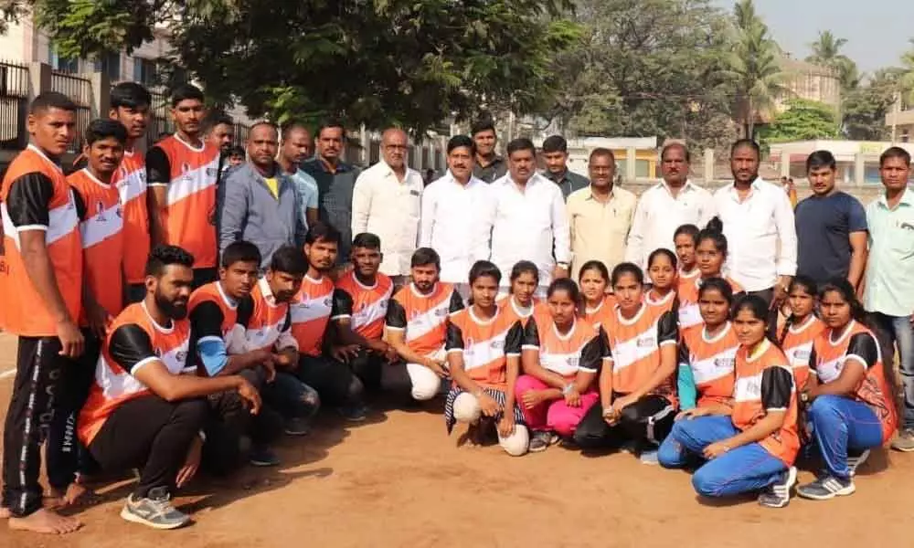 Hyderabad: KITS presented to kabaddi players in Patancheru