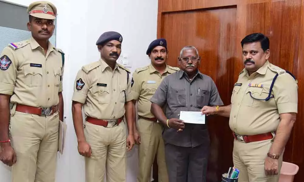 Vijayawada: SP M Ravindranath Babu hands over cheque for 4.2L to retired home guard