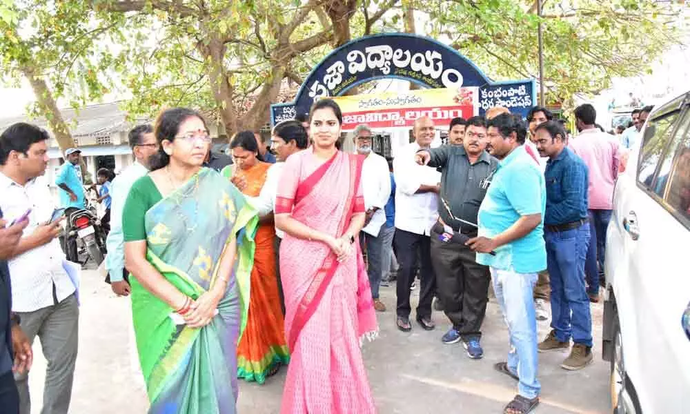 AP Legislative Committee members inspects Praja Vidyalaya