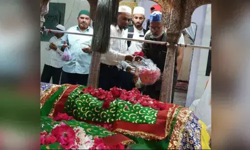 Hyderabad: Aam Aadmi leaders visit darghas