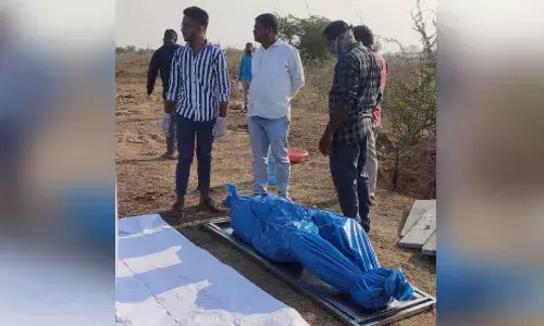 Hyderabad: A moving gesture, local residents on Thursday performed the last rites of  an orphan