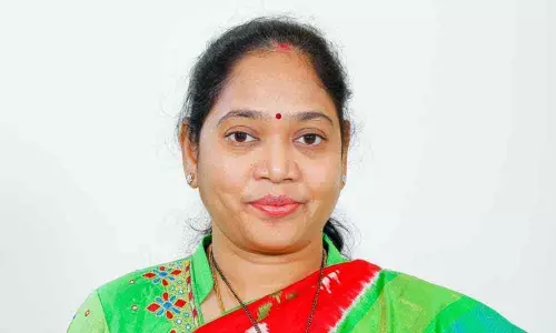 Home Minister Mekathoti Sucharita inspects ZPHS, enquires about midday meals in Guntur