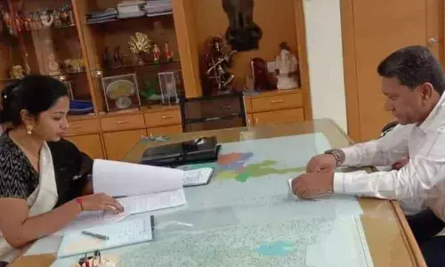 Hyderabad: MLA Kausar Mohiuddin takes up Karwan issues with Collector Sweta Mohanty