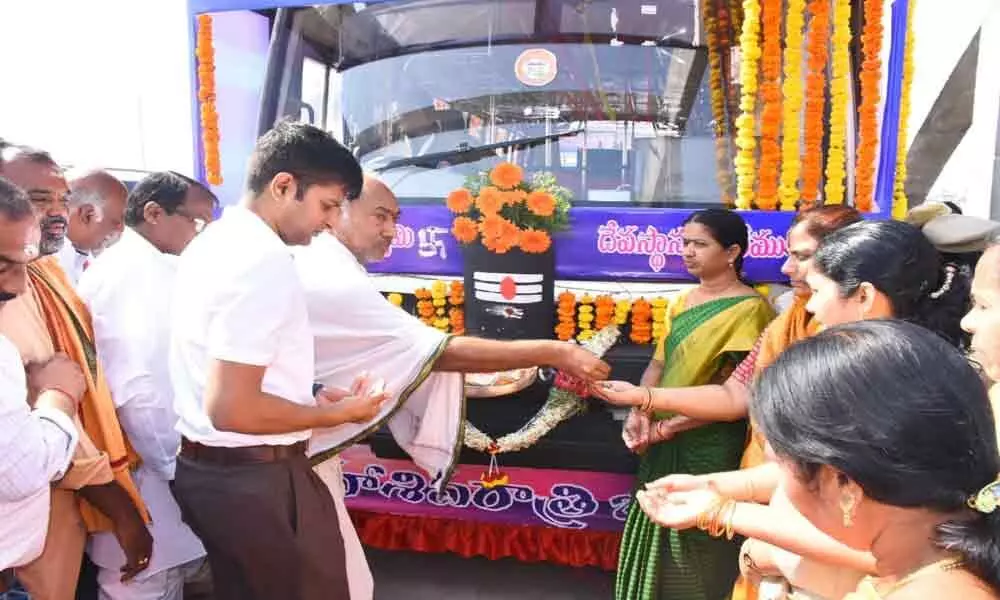 Free bus services launched at Vemulawada