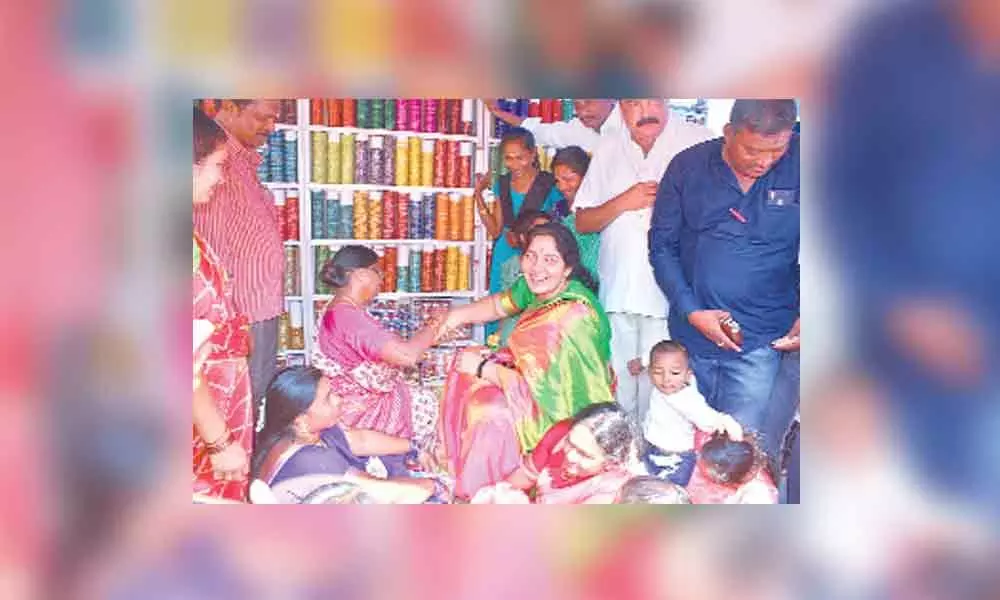 Kuravi Jatara wows Minister Satyavathi Rathod