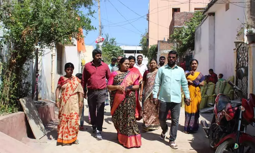 Hyderabad: Corporator Cherku Sangeetha Prashanth Goud visits Nuvvulabanda