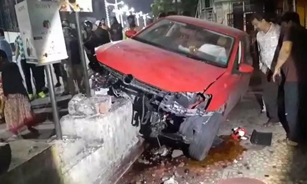 Hyderabad: Speeding car rams into divider in Banjara Hills